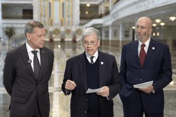 US Special Envoy John Coale (center) speaks to reporters in Minsk after negotiating an interim agreement with Belarus. (Source: Belarusian state media)