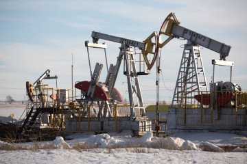 Oil pumping jacks, also known as “nodding donkeys”, operate in an oilfield near Almetyevsk, Tatarstan, Russia, on March 11, 2020. (Source: Getty Images) Oil pumping jacks, also known as “nodding donkeys”, operate in an oilfield near Almetyevsk, Tatarstan, Russia, on March 11, 2020. (Source: Getty Images)