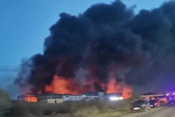 Llamas estallan en una instalación de almacenamiento de combustible en la región rusa de Voronezh tras un ataque ucraniano. (Fuente: medios rusos) Llamas estallan en una instalación de almacenamiento de combustible en la región rusa de Voronezh tras un ataque ucraniano. (Fuente: medios rusos)