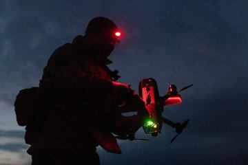 A soldier of the Unmanned Systems Forces prepares a drone “Salut” for flight by connecting cables to the system on March 31, 2026 in Kharkiv, Ukraine. Illustrative photo. (Source: Getty Images)