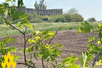 Humo ascendiendo tras una explosión en un depósito de municiones ruso en la región de Belgorod tras un ataque de drones ucranianos.