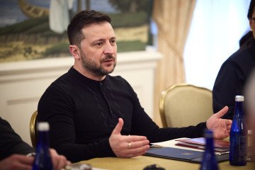 Zelenskyy Meets U.S. Senators, Pushes for Stronger Security Guarantees and Military Aid