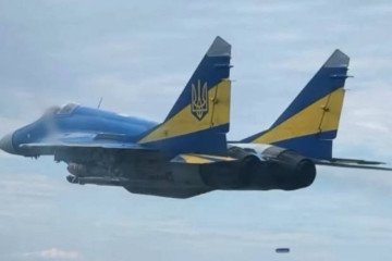 A Ukrainian Air Force MiG-29 fighter jet equipped with a domestic guided aerial bomb, an analog to the UMPK, developed by the "Medoyid" design bureau. (Source: Defense Express)