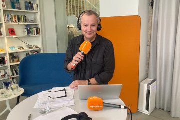 RBB Radio Eins presenter Knut Elstermann stands in the library of the Goethe-Institut Riga.  (Source: Getty Images)