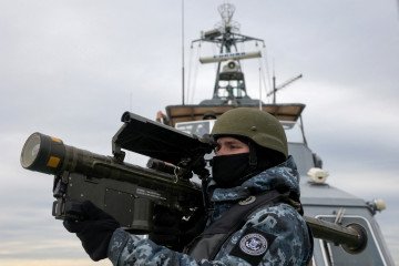 A Ukrainian serviceman holds a “Stinger” anti-aircraft weapon as they scan for possible air targets, onboard a Maritime Guard of the State Border Service of Ukraine boat, Black Sea, December 18, 2023. (Source: Getty Images) A Ukrainian serviceman holds a “Stinger” anti-aircraft weapon as they scan for possible air targets, onboard a Maritime Guard of the State Border Service of Ukraine boat, Black Sea, December 18, 2023. (Source: Getty Images)