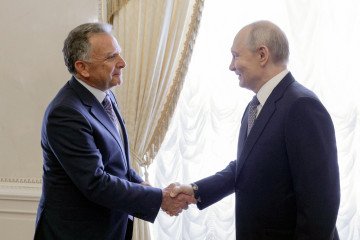 Russia's leader Vladimir Putin greets US special envoy Steve Witkoff prior to their meeting in Saint Petersburg on October 21, 2026. (Source: Getty Images)