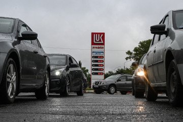 People queue to refuel their cars at a Lukoil petrol station. (Source: Getty Images)