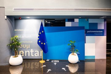 The European flag at the entrance to the Parlamentarium in Brussels, Belgium. (Source: Getty Images)