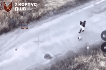 Captura de pantalla de imágenes de dron que muestra a un civil portando una bandera blanca momentos antes del ataque en Kruhliakivka. (Fuente: 77.ª Brigada Independiente de Asalto Aéreo, Fuerzas de Asalto Aéreo de las Fuerzas Armadas de Ucrania).
