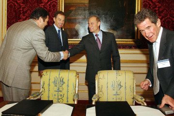 EU Drops Usmanov and Fridman From Sanctions List Amid Reported Pressure From France and Luxembourg Russian leader Vladimir Putin shakes hands on 26 June 2003 with Mikhail Fridman. (Source: Getty Images)