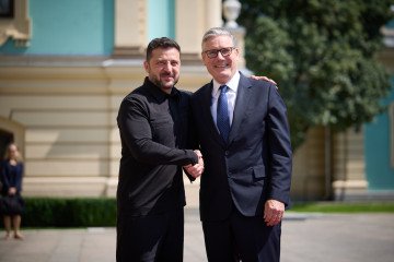 Ukrainian President Volodymyr Zelenskyy and British Prime Minister Keir Starmer shake hands during their bilateral meeting in Kyiv. (Source: Office of the President of Ukraine) Ukrainian President Volodymyr Zelenskyy and British Prime Minister Keir Starmer shake hands during their bilateral meeting in Kyiv. (Source: Office of the President of Ukraine)