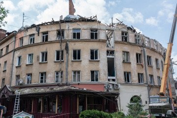 The upper floors of a four-story residential building lie destroyed by a missile strike on July 6, 2023 in Lviv, Ukraine. (Source: Getty Images)