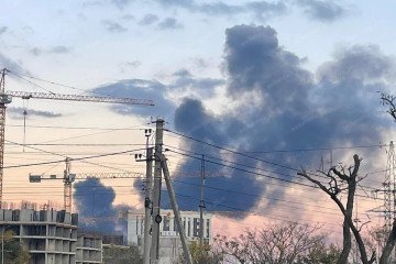 Humo se eleva en Simferópol, Crimea, tras un ataque con drones el 29 de octubre de 2025. (Fuente: Exilenova_plus)