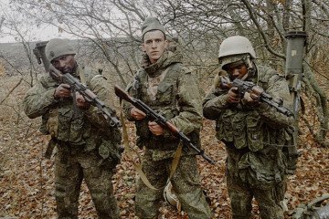 Two Kenyan nationals, recruited to the Russian Army stand near a Russian soldier, autumn 2025. (Source: HUR)