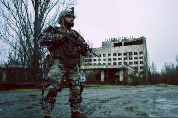 A Ukrainian soldier wearing a combat exoskeleton stands in the Chornobyl Exclusion Zone during field testing. (Photo: Open source)