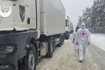 Representatives of the International Committee of the Red Cross walk alongside trucks transporting repatriated bodies to designated forensic institutions for identification. (Photo: Coordination Headquarters for the Treatment of Prisoners of War)