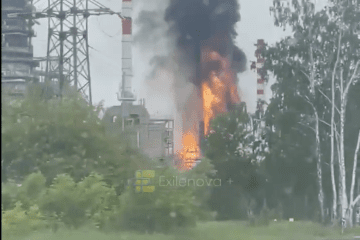 Flames and thick black smoke rise from the Antipinsky Oil Refinery in Russia’s Tyumen region during a major fire reported on June 6, 2026. (Source: Exilenova+)