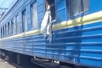 El impacto de un misil balístico ruso daña un tren de pasajeros en Dnipro