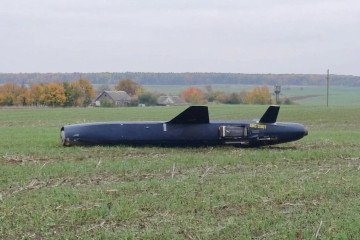 Russia’s upgraded Geran-5 K5-K cruise missile lies in a field in Ukraine’s Odesa region after crashing. (Source: Kurs Odessa) Russia’s upgraded Geran-5 K5-K cruise missile lies in a field in Ukraine’s Odesa region after crashing. (Source: Kurs Odessa)