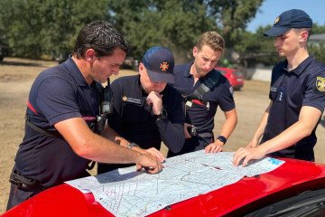 Ukrainian and French emergency specialists examine a map during ground reconnaissance in the Gironde department. (Source: State Emergency Service of Ukraine)