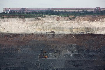 India in Talks With Rosneft to Access Rare Earth Samples From Siberia’s Deposit Excavators operate on different levels in the open pit of the Lebedinsky GOK iron ore mining and processing plant in Gubkin, Russia, on Tuesday, May 28, 2013. Illustrative photo. (Source: Getty Images)