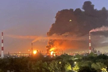 Fire and thick smoke rising from the Kuibyshev Oil Refinery in Samara following an overnight drone attack on September 22, 2026. (Source: Exilenova+)