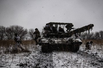 Ukrainian soldiers practice interaction in combat formations with tank support on February 15, 2025, in the Donetsk region, Ukraine. (Source: Getty Images) Ukrainian soldiers practice interaction in combat formations with tank support on February 15, 2025, in the Donetsk region, Ukraine. (Source: Getty Images)