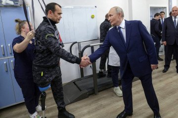 Russian leader Vladimir Putin visits a rehabilitation center for Russian soldiers wounded during Russia’s invasion of Ukraine in Moscow on December 3, 2024. (Source: Getty Images)