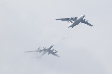 A Tupolev Tu-142 warplane (L) and Ilyushin Il-78 aerial refuelling tanker take part in a rehearsal of the upcoming Russian Navy Day military parade in St. Petersburg, Russia, on 30 July 2017. (Source: Getty Images)