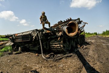 Ukraine’s Commander-in-Chief Reveals Number of Russian Tank and APCs Losses in 2025 Ukraine’s Commander-in-Chief Reveals Number of Russian Tank and APCs Losses in 2025