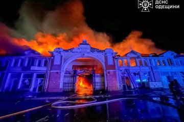 El histórico mercado Pryvoz y un sitio declarado Patrimonio de la Humanidad por la UNESCO sufren daños en Odesa tras los ataques de Rusia con drones contra varias ciudades ucranianas. noticias con imágenes ucrania hoy ucrania noticias rusia drones