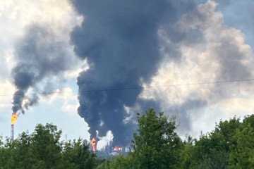 Black smoke rises above the Omsk Oil Refinery following a reported Ukrainian drone strike on July 6, 2026. (Source: Exilenova+)
