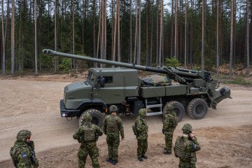 Baltic States Create Unified Military Mobility Zone to Speed Up NATO Troop Movements Estonian reservists conduct a defense readiness exercise with CAESAR 155mm self- propelled howitzers on October 2, 2025 at the Nursipalu training area in Voru, Estonia. IlLustrative image. (Photo: Getty Images)