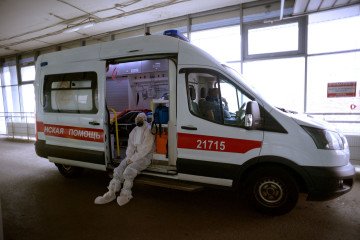 A medical worker wearing personal protective equipment PPE sits in an ambulance as he waits outside the COVID-19 intensive care unit of the Mariinsky Hospital in Saint Petersburg on July 7, 2021. Illustrative image. (Source: Getty Images) A medical worker wearing personal protective equipment PPE sits in an ambulance as he waits outside the COVID-19 intensive care unit of the Mariinsky Hospital in Saint Petersburg on July 7, 2021. Illustrative image. (Source: Getty Images)