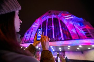 “Share the Light”: Public Art Installation Illuminates Kyiv Station Amid Wartime Blackouts