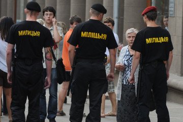 Belarussian police officers cordon off the area of a planned flashmob, called “Revolution Via Social Network,” in the center of Minsk on June 15, 2011. Illustrative photo. (Source: Getty Images)