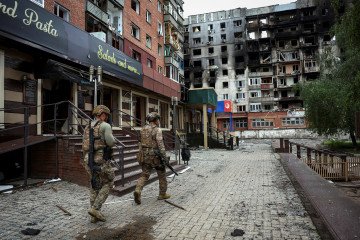 Members of the White Angel unit of Ukrainian police officers who evacuate people from the frontline towns and villages, check an area for residents in Pokrovsk, Donetsk region, Ukraine, May 21, 2025. (Source: REUTERS) Members of the White Angel unit of Ukrainian police officers who evacuate people from the frontline towns and villages, check an area for residents in Pokrovsk, Donetsk region, Ukraine, May 21, 2025. (Source: REUTERS)