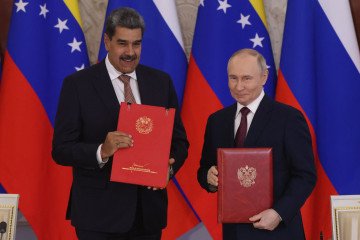 Venezuelan President Nicolas Maduro exchanges documents with Russian leader Vladimir Putin on May 7, 2025 in Moscow, Russia. (Source: Getty Images)