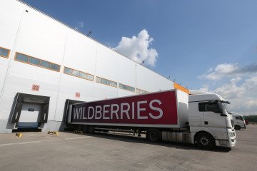 Russian Wildberries Orders 478,000 m² of Mesh Netting to Protect Warehouses From Ukrainian Drones A freight truck collects goods from the distribution center operated by Wildberries LLC in Podolsk, Russia. (Source: Getty Images)