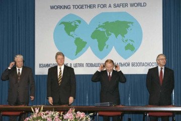 US President Bill Clinton, Russian President Boris Yeltsin, Ukrainian President Leonid Kuchma, and UK Prime Minister John Major sign the Budapest Memorandum, December 5, 1994. (Source: Ukrinform)