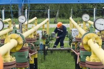 An employee from UkrTransGaz works on gas pipes at the Dashava underground gas storage facility operated by UkrTransGaz in Striy, Lviv region, Ukraine, on May 28, 2015. Illustrative image. (Photo: Getty Images)