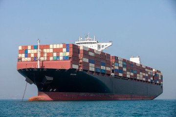 Illustrative image: a cargo ship anchored on May 16, 2026 in the Strait of Hormuz near Larak Island, Iran. (Source: Getty Images)