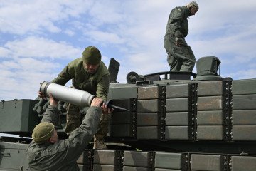 Ucrania se dispone a levantar la prohibición de exportar armas ante el auge de la industria armamentística nacional, según Forbes