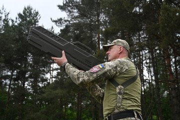 Illustrative image. A Ukrainian serviceman tests an anti-drone gun during a presentation of radio-electronic warfare (WB). (Source: Getty Images)