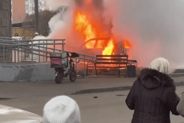 Toyota Land Cruiser 200 Prado burning in New Moscow, December 1, 2025. (Source: Russian media)
