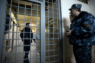 Guards stand in a lobby of the notorious Butyrka remand prison in Moscow, on December 4, 2013. Illustrative photo. (Source: Getty Images)