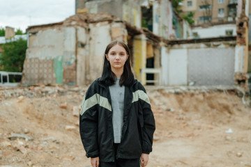 After Losing Family in Russia’s Strike on Kyiv, Teen Girl Vows to Become a Soldier