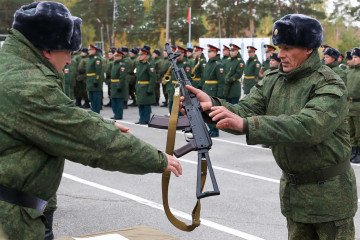 Russian servicemen receive weapons during a military ceremony in Russia. (Photo: Russian Defense Ministry) Russian servicemen receive weapons during a military ceremony in Russia. (Photo: Russian Defense Ministry)