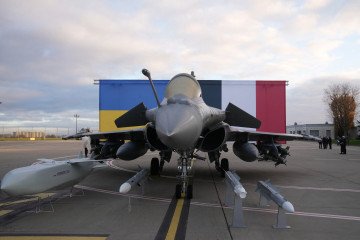 A Rafale jet fighter on the tarmac before the arrival of Ukrainian President Volodymyr Zelenskyy on November 17, 2025, at the Villacoublay air base near Paris. (Source: via REUTERS)