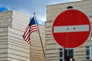 The US flag at the facade of the US embassy in Berlin, Germany, 11 July 2014. Illustrative photo. (Source: Getty Images)